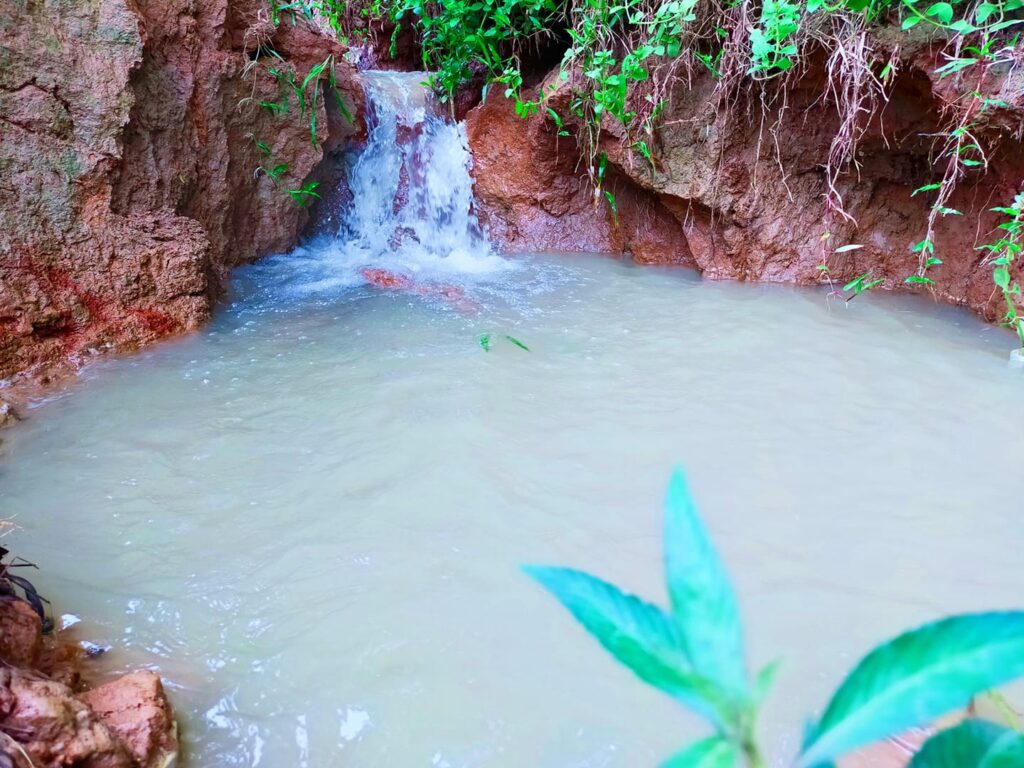 প্রাকৃতিক ঝর্ণা পানিহাটা দিঘি