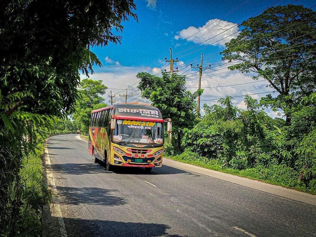মাকসিম ট্রাভেলস বাস 