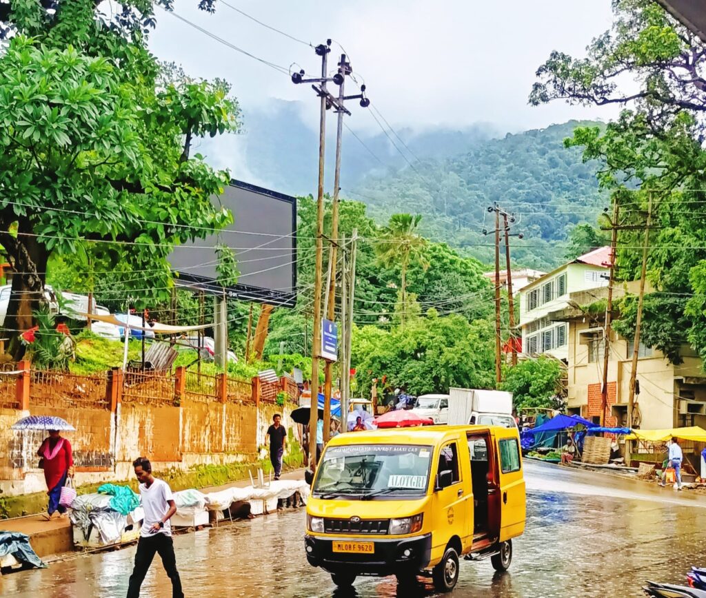 মাইক্রোবাসের অপেক্ষায় দাড়িয়ে