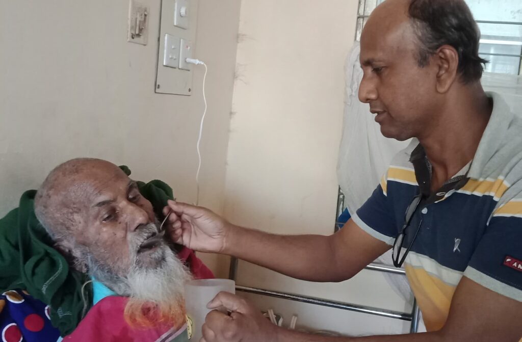 বাবার মল পরিস্কার করে পুত্র