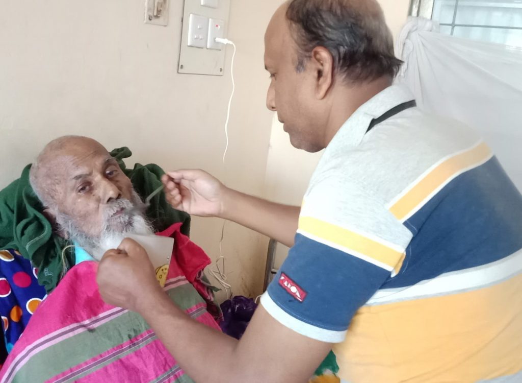 বাবার মল পরিস্কার করে পুত্র