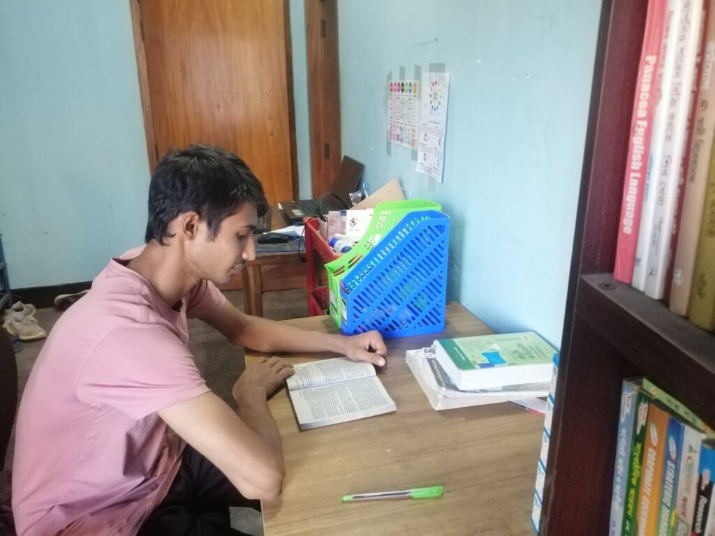 শেরপুরের সাহিত্য পড়ছেন দেলোয়ার