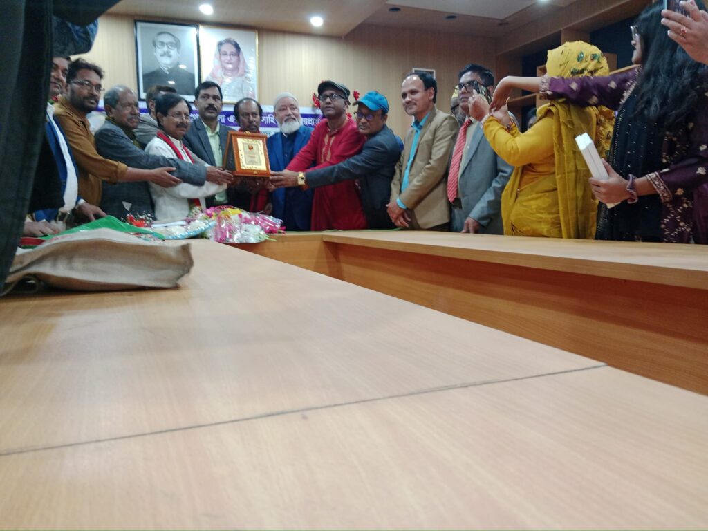 শেরপুরে সাহিত্য পুরস্কারপ্রাপ্ত কবিকে সংবর্ধনা