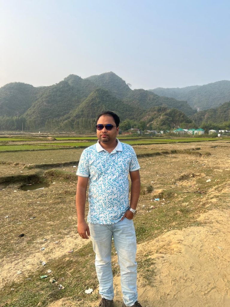 কলমাকান্দা গারো পাহাড়ের পাশে লেখক 