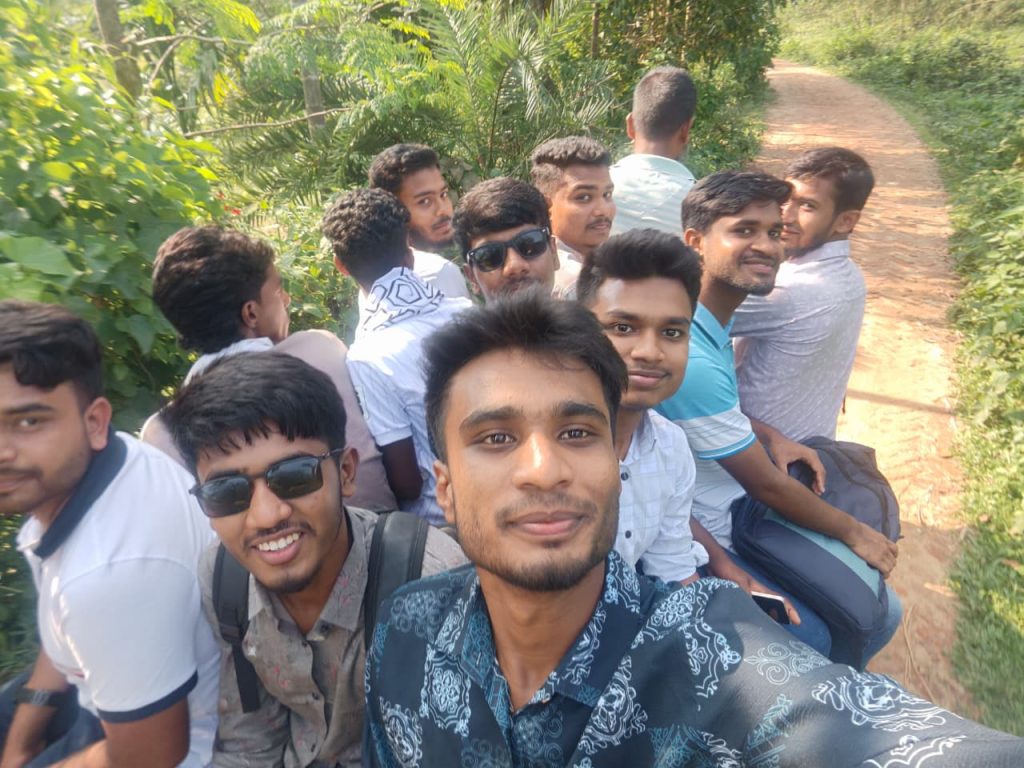 পাহাড় ভ্রমণ করে একত্রে যাচ্ছি সবাই
