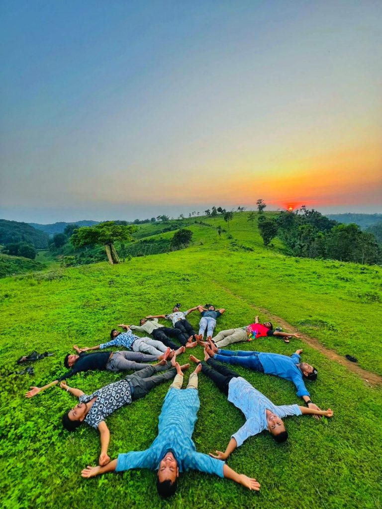 হারিয়াকোনা পাহাড়ের বুকে শুয়ে আছেন বন্ধুরা